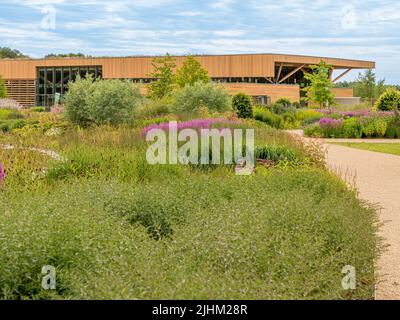 Modernes, holzverkleidetes Welcome Building in den Bridgewater Gardens der RHS in Salford. Stockfoto