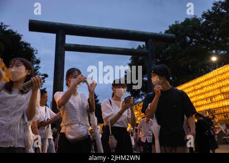 Tokio, Japan. 16.. Juli 2022. Besucher fotografieren im Yasukuni-Schrein während Mitama Matisuri. Statt vom 13. Juli bis 16. Juli im Yasukuni-Schrein ist das Mitama Matisuri-Festival eines der großen Obon-Festivals Tokyos, das zu Ehren der Vorfahren veranstaltet wird. 30.000 helle Papierlaternen säumen den Weg zum Schrein. (Foto: Stanislav Kogiku/SOPA Images/Sipa USA) Quelle: SIPA USA/Alamy Live News Stockfoto