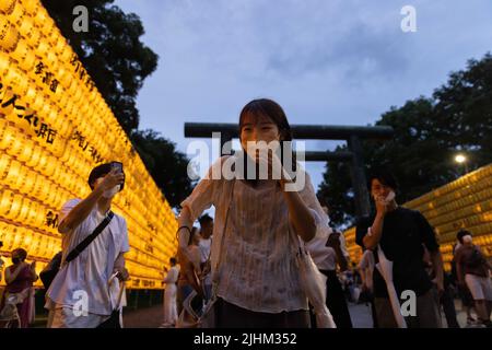 Tokio, Japan. 16.. Juli 2022. Besucher fotografieren im Yasukuni-Schrein während Mitama Matisuri. Statt vom 13. Juli bis 16. Juli im Yasukuni-Schrein ist das Mitama Matisuri-Festival eines der großen Obon-Festivals Tokyos, das zu Ehren der Vorfahren veranstaltet wird. 30.000 helle Papierlaternen säumen den Weg zum Schrein. (Foto: Stanislav Kogiku/SOPA Images/Sipa USA) Quelle: SIPA USA/Alamy Live News Stockfoto