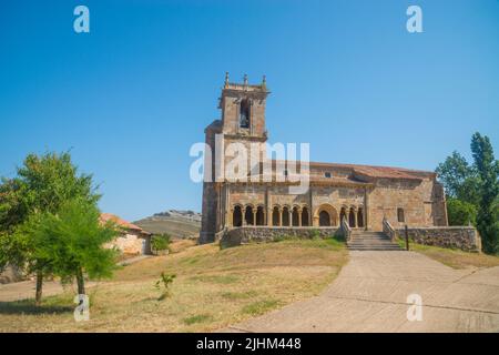 Fassade der Kirche San Julian und Santa Basilisa. Rebolledo de la Torre, Provinz Burgos, Castilla Leon, Spanien. Stockfoto