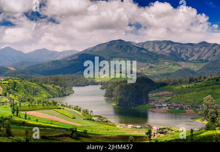 Atemberaubend schöne Landschaft rund um den Emerald Lake in Ooty, Tamilnadu, Indien Stockfoto