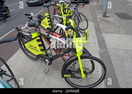 Moby Electric Hire Cycles on the Street in Dublin, Irland, Juli 2022 Stockfoto