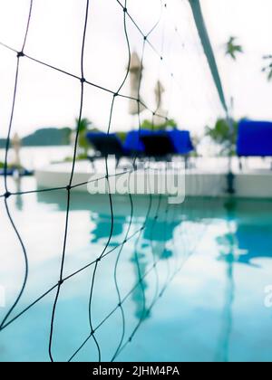 Detail des Volleyballnetzes über blauem Wasserschwimmkao, selektiver Fokus Stockfoto