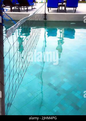 Detail des Volleyballnetzes über blauem Wasserschwimmkao, selektiver Fokus Stockfoto
