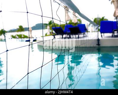 Detail des Volleyballnetzes über blauem Wasserschwimmkao, selektiver Fokus Stockfoto