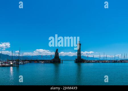 Deutschland, Lindau Insel Stadt Hafen Leuchtturm und Boote ankern in schönen Bergpanorama hinter dem Wasser des bodensees Stockfoto