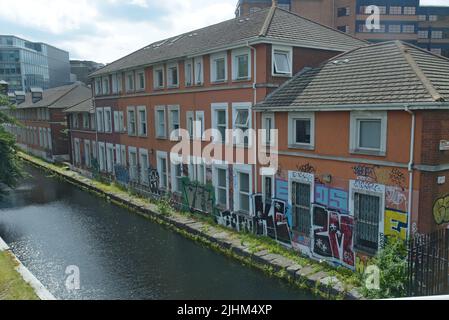 Gebäude am Canal Grande, Dublin, Irland, im Juli 2022 mit Tags und Graffiti bedeckt Stockfoto
