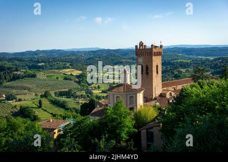 Blick auf die Kathedrale von San Miniato. Im Hintergrund das Panorama der toskanischen Hügel. In der Nähe von Pisa. Stockfoto