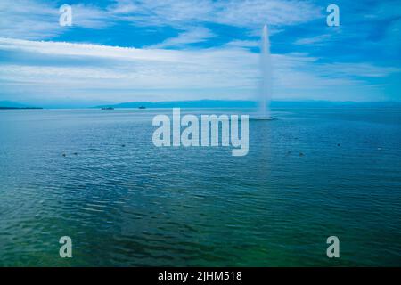 Deutschland, Brunnen am Ufer des bodensees in der Nähe von friedrichshafen Stadt in schöner Naturlandschaft mit Fähren über den See Stockfoto