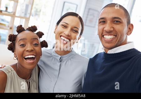 Porträt einer Gruppe von drei fröhlichen, vielfältigen Geschäftsleuten, die gemeinsam ein Selfie bei der Arbeit machen. Glücklicher gemischter Geschäftsmann, der ein Foto mit ihm macht Stockfoto