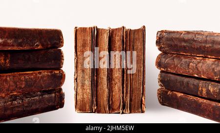 Stapel alter abgenutzter, schäbiger Bücher in Ledereinband, isoliert auf weißem Hintergrund. Banner. Selektiver Fokus Stockfoto