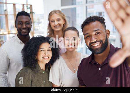 Porträt einer Gruppe von fünf fröhlichen, vielfältigen Geschäftsleuten, die gemeinsam ein Selfie bei der Arbeit machen. Glücklicher gemischter Geschäftsmann, der ein Foto mit ihm macht Stockfoto
