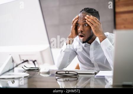 Computer Laptop Surprise Am Arbeitsplatz. Mann Hat Passwort Vergessen Stockfoto