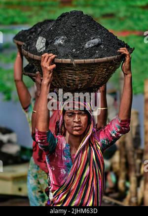 Arbeiterinnen mit Kohlekörben auf dem Kopf in der Gabtoli-Region Dhaka Stockfoto