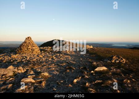 Der Gipfelklettergarten des Coniston Old man vom benachbarten Brim Fell aus gesehen, im englischen Lake District Stockfoto