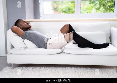 Mann Mit Medizinischen Kompressionsstrümpfen An Den Beinen Stockfoto