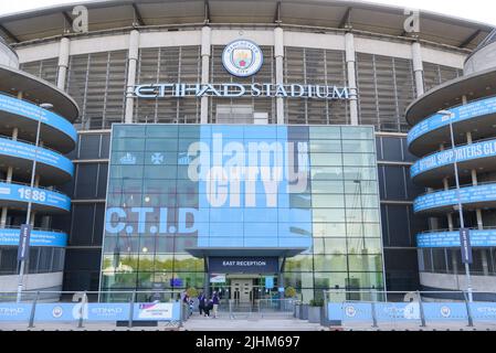 Manchester, Großbritannien. 18.. Juli 2022. Manchester, Großbritannien, 18. 2022. Juli: Osteingang des Etihad-Stadions von Manchester City, Manchester, England (Sven Beyrich/SPP) Quelle: SPP Sport Pressefoto. /Alamy Live News Stockfoto