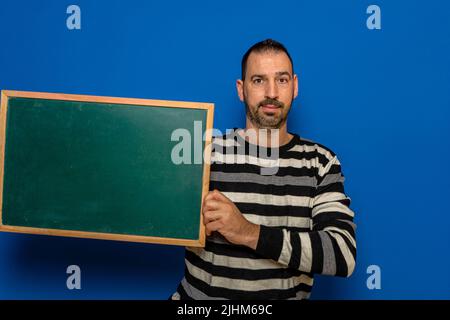 Willkommen an Bord. Ein Mann Werbung Tafel. Feiern Start-up-Geschäft isoliert auf blau formell. Ankündigung. Board Party Einladung. Stockfoto