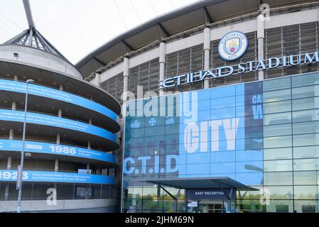 Manchester, Großbritannien. 18.. Juli 2022. Manchester, Großbritannien, 18. 2022. Juli: Osteingang des Etihad-Stadions von Manchester City, Manchester, England (Sven Beyrich/SPP) Quelle: SPP Sport Pressefoto. /Alamy Live News Stockfoto