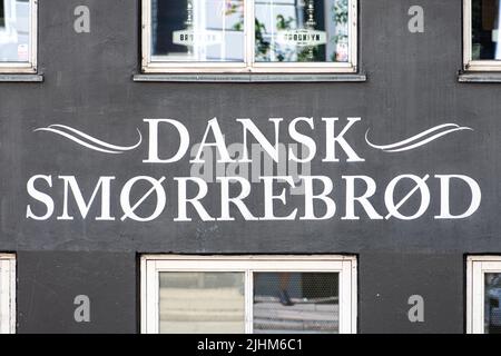 Fassade eines Restaurants Dansk Smørrebrød, traditionelles, offenes Sandwich in der Küche Dänemarks, Norwegens und Schwedens, ein Stück gebuttertes Roggenbrot Stockfoto