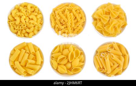 Rohe italienische Pasta in Keramikschale isoliert auf weißem Hintergrund. Draufsicht. Flach liegend. Set oder Collection Stockfoto