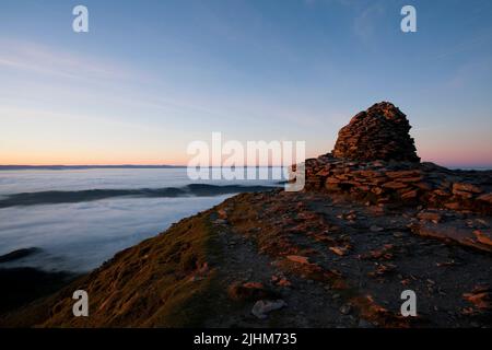 Der Cairn auf Coniston Old man im Morgengrauen, im englischen Lake District Stockfoto