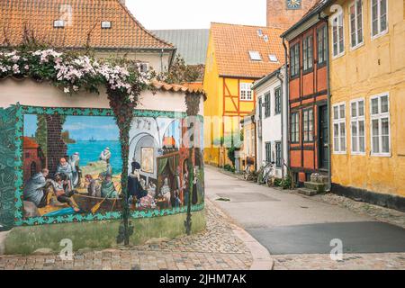 Schöne Straße in der Altstadt von Helsingør, Dänemark, mit alten bunten traditionellen Häusern und Wandgemälden Stockfoto