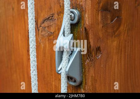 Aluminiumbremse, für Seilschnur, an einem Holzmast befestigt Stockfoto