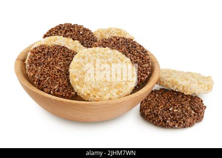 Kokos- und Amaranth-Kekse mit Johannisbrot in Holzschale isoliert auf weißem Hintergrund mit voller Schärfentiefe. Gesunde Ernährung. Stockfoto