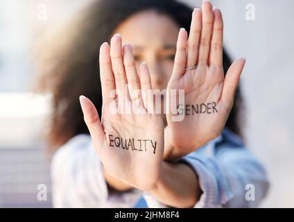 Machen Sie sich bereit. Beschnittenes Porträt einer attraktiven jungen Frau, die in der Stadt protestiert. Stockfoto