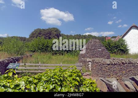 Der Schweinestall. Rund um das 19. Jahrhundert, Steinschwein, St Fagans National History Museum, Cardiff, South Wales Sommer 2022. Juli Stockfoto