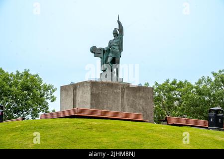 Reykjavík, Island - 5. Juli 2022 Horizontale Ansicht von Einar Jónsson Bronzestatue von Ingólfur Arnarson auf einem grasbewachsenen Hügel. Es ehrt den Norseman, der f Stockfoto