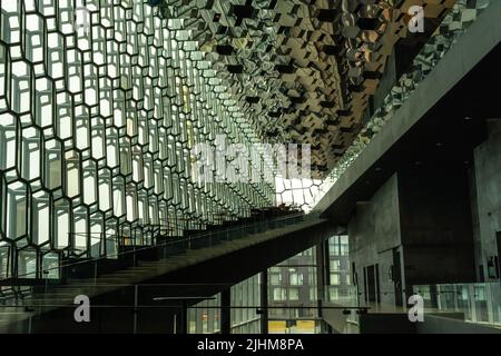 Reykjavík, Island - 5. Juli 2022 Landschaftsansicht der Lobby der Harpa, eines Konzertsaals und Konferenzzentrums in einer unverwechselbaren Farbe Stockfoto