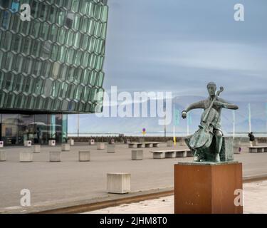 Reykjavík, Island - 5. Juli 2022 Landschaftsansicht des 'Musikers' des Bildhauers Ólöf Pálsdóttir. Es ist eine Statue des dänischen Cellisten Erling Blöndal Bengts Stockfoto