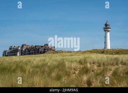 Landschaft des niederländischen Küstendorfes Egmond aan Zee mit Leuchtturm und Sanddünen Stockfoto