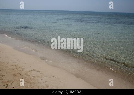 Strandlandschaft in Pescoluse, auch bekannt als Salento Maldives, in der Region Apulien, Italien Stockfoto