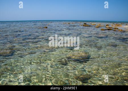 Strandlandschaft in Pescoluse, auch bekannt als Salento Maldives, in der Region Apulien, Italien Stockfoto