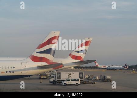 Am Heathrow Airport Terminal stehen 5 British Airways-Flugzeuge vor den Gates. Während staatliche Schulen ihre Sommerferien beginnen, wird es Druck auf die Flughäfen geben, da Familien ihren Urlaub beginnen und viele Flüge bereits aufgrund von Personalmangel bei Bodenpersonal und Gepäckabfertiger in Heathrow und anderen Flughäfen gestrichen wurden. Anna Watson/Alamy Stockfoto