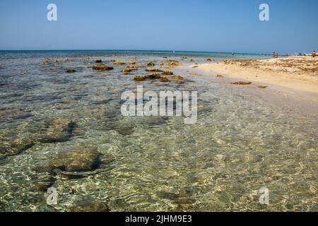 Strandlandschaft in Pescoluse, auch bekannt als Salento Maldives, in der Region Apulien, Italien Stockfoto