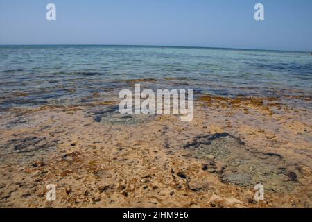 Strandlandschaft in Pescoluse, auch bekannt als Salento Maldives, in der Region Apulien, Italien Stockfoto