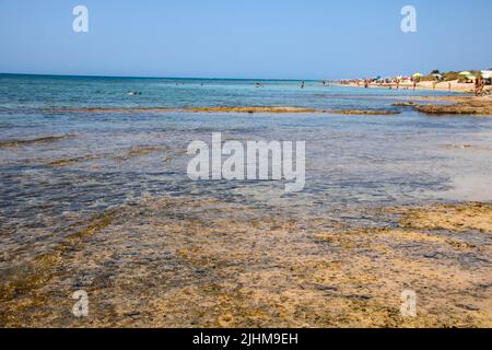 Strandlandschaft in Pescoluse, auch bekannt als Salento Maldives, in der Region Apulien, Italien Stockfoto