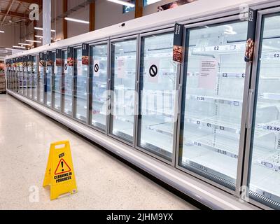 Taplow, Buckinghamshire, Großbritannien. 19.. Juli 2022. Die Kunden waren frustriert, als sie feststellten, dass aufgrund der Hitzewelle alle Kühleinheiten im Tesco Supermarkt in Taplow heute Abend außer Kraft waren, sodass keine gekühlten oder gefrorenen Lebensmittel zum Kauf verfügbar waren. Die einzigen gekühlten Sachen, die noch im Handel waren, waren Tüten mit Eis. Quelle: Maureen McLean/Alamy Live News Stockfoto