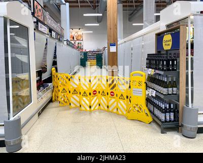 Taplow, Buckinghamshire, Großbritannien. 19.. Juli 2022. Die Kunden waren frustriert, als sie feststellten, dass aufgrund der Hitzewelle alle Kühleinheiten im Tesco Supermarkt in Taplow heute Abend außer Kraft waren, sodass keine gekühlten oder gefrorenen Lebensmittel zum Kauf verfügbar waren. Die einzigen gekühlten Sachen, die noch im Handel waren, waren Tüten mit Eis. Quelle: Maureen McLean/Alamy Live News Stockfoto