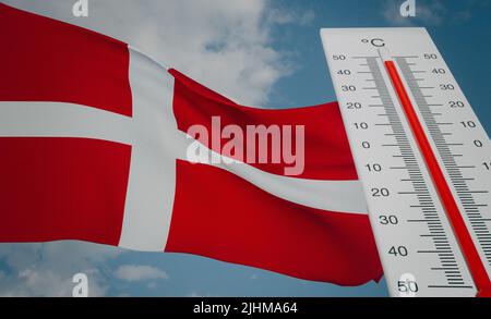 Hitzewelle in Dänemark, Thermometer vor Flagge Dänemark und Himmelshintergrund, Hitzewelle in Dänemark, Gefahr extreme Hitze in Dänemark, 3D Arbeiten und 3D ima Stockfoto