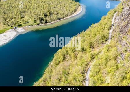 Luftaufnahme des Lovatn-Sees, Schotterbergstraße über dem See, Norwegen. Stockfoto