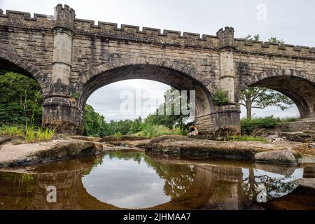 Yorkshire, Juli 12. 2022: Das Aquädukt der Bolton Abbey am Fluss Wharfe beim Barden Tower, in der Nähe von Skipton Stockfoto
