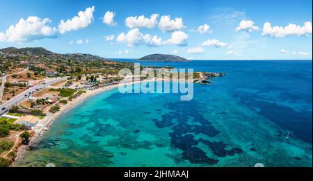 Luftaufnahme des beliebten Mavro Lithari Strandes Stockfoto