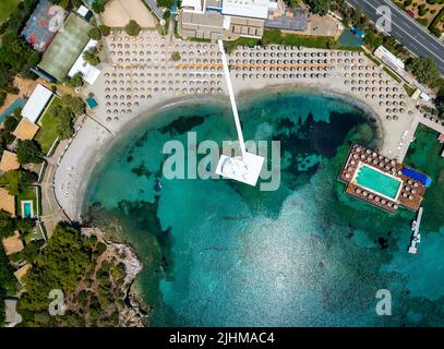 Luftaufnahme von oben nach unten auf den Grand Beach Lagonizi, Attika Stockfoto