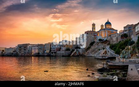 Das Stadtbild der Stadt Ermoupoli mit dem Stadtteil Vaporia auf der Insel Syros Stockfoto