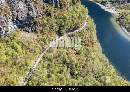 Luftaufnahme des Sees Lovatn, Schotterbergstraße nach Kjenndalstova oberhalb des Sees, Norwegen. Stockfoto